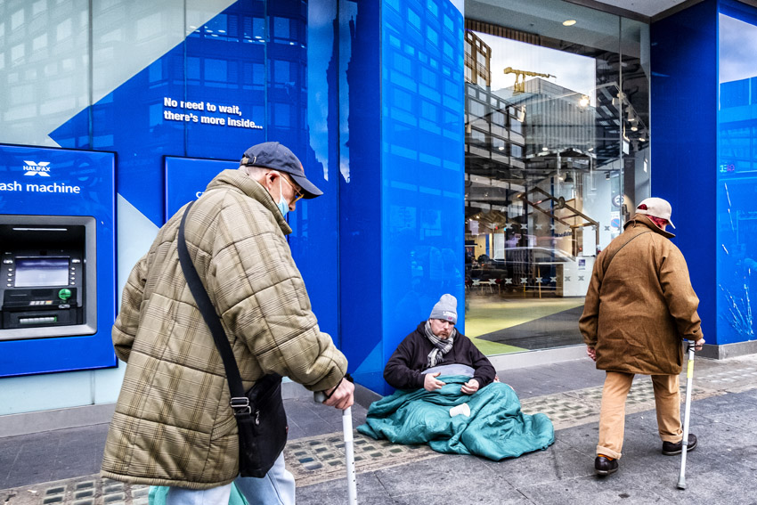 STRAATFOTOGRAFIE  De vrijheid van kijken, luisteren, voelen en slenteren.  Mijn plezier zit in het vastleggen van ‘gewone’ momenten met een verhalend karakter. Soms raadselachtig, grappig of ernstig. Het lijkt de waarheid maar is het niet. Het is de interpretatie van jou (en mij) van een moment van de werkelijkheid.